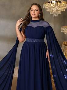 大码女式立领A字晚礼服，配以透明披肩袖和水晶装饰腰带，优雅的正式礼服，采用透明紧身衣和喇叭裙摆设计，闪亮的水晶细节凸显身材曲线，适合黑领结晚宴、正式宴会、颁奖典礼、红毯活动、正式晚宴和圣诞节等场合。 - 藏蓝色 - 查看 4