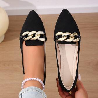 35-45码大码女式时尚镂空平底凉鞋，舒适防滑透气休闲一脚蹬鞋，适合春、夏、秋季穿着。2024春秋款不对称印花帆布一脚蹬鞋，软底尖头设计。建议脚宽者选择大一码。由于面料批次差异，可能存在轻微色差。