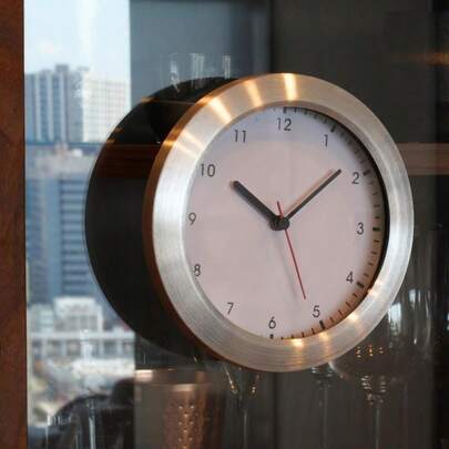 防水時計 アウトドア時計 おしゃれ 風呂用時計 吸盤 置き掛け 兼用 3WAY ガラスに付く 吸盤付き クロック 温泉時計 バスルーム キッチン シャワー室 時計 電池式 静音ムーブメント 曇り防止設計 (シルバー)