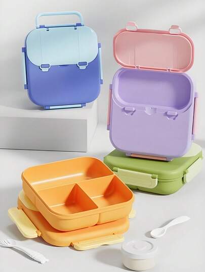 1个便携式儿童午餐盒/微波炉午餐盒/上班族午餐盒/PP材质，容量约1000毫升。轻巧美观/材质/配备四个结实搭扣/密封防漏多层网状设计，无异味，易于清洁，带提手，包含独立的叉勺收纳盒和酱料盒/（主图为定制贴纸效果）贴纸防水且可微波加热。
