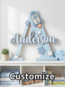 个性化木质姓名牌，带有首字母和可爱图标，适合儿童房装饰；可定制宝宝姓名墙牌，是儿童生日的理想之选，也是送给家人和朋友的完美礼物。
