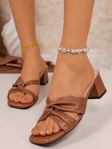 Sandalias de mujer con tira cruzada y punta cuadrada - Chanclas de tacón grueso de verano disponibles en anchos amplios - Marrón - Ver 2