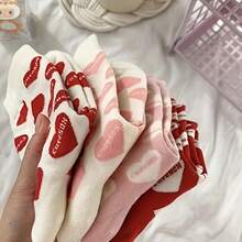 4双装女士可爱百搭中筒袜，饰有心形和字母图案，适合日常穿着和情人节。 - 彩色 - 查看 8