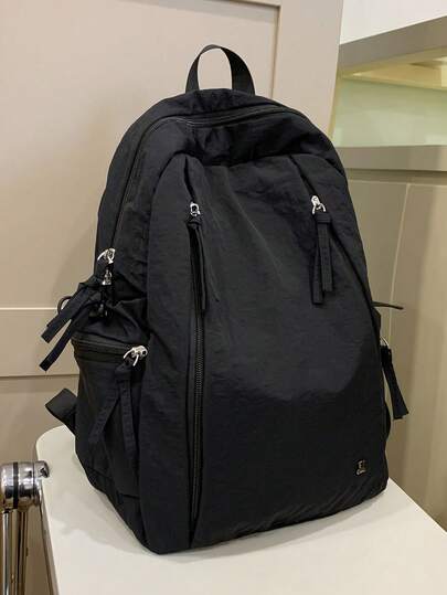 Detta är en enfärgad ryggsäck som kan bäras på båda axlarna, som en axelväska eller bäras i handen. Ryggsäcken är inte bara ett enkelt föremål, utan kan också visa upp din livsstil och attityd. Med stor kapacitet, lättvikt, vattentäthet och tecknade mönster är den lämplig för campusstil, skolstart, resor och olika tillfällen.