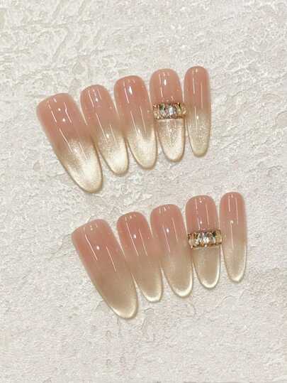 指先に輝く金の指輪! 10個入り ハンドメイド オーバル型ネイル シャンパンゴールドのグラデーションキャットアイデザイン。ミニマルで洗練された、ナチュラルネイルに合う。ゴールドのラインストーンアクセントで高級感を演出。肌の印象を明るくし、エレガントさを添えます。デイリーウェアやデートコーディネートに最適。友人へのギフトにもおすすめ。再利用可能なハンドメイドプレスオンネイルセット。ジェリーのり、ミニネイルファイル付属。ネイルサプライ ハンドメイドプレスオンネイル