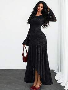 这款优雅的女士连衣裙灵感源自法式风格，散发着浪漫性感的复古气息。它采用收腰设计、抽绳后背、玫瑰蕾丝提花细节、双层荷叶边、花瓣袖和不对称下摆。无论是约会、度假还是日常穿着，都是完美之选。黑色春季 - 黑色 - 查看 6