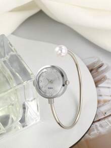 这款优雅的女士手镯腕表饰有仿珍珠，圆形表盘点缀着水晶水钻，搭配简约的石英表带设计。无论是日常佩戴、生日、派对、庆典还是任何场合，它都是一份理想的礼物。 - 銀色 - 查看 4