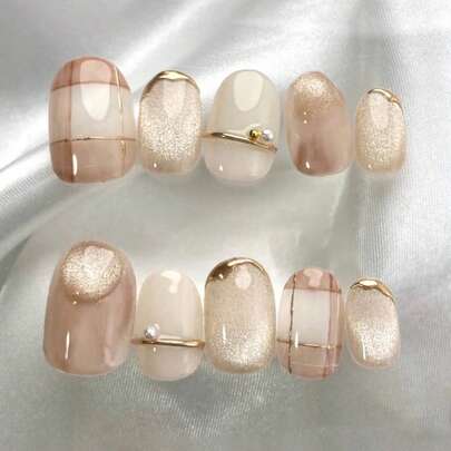 10片纯手工制作美甲贴片，短款椭圆形美甲，粉色系，优雅奢华复古风，裸粉色搭配白色手绘方格纹和金色线条，细腻闪光渐变，精致柔和的美甲贴片，适合女性和女孩，春夏秋冬节日派对及日常生活使用。