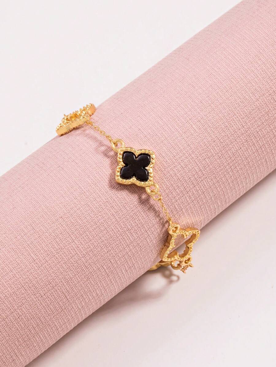 A Fashionable Lucky Hollowed Out Clover Classic, Elegant And Versatile, Is A Gift Choice