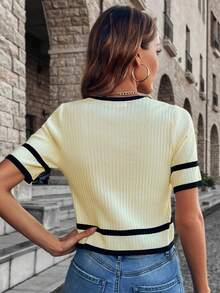 Áo thun nữ dệt kim thanh lịch, kiểu dáng thường ngày, tay ngắn, cài nút, phối màu tương phản, ôm dáng, phong cách tối giản cổ điển với họa tiết đồng xu, thích hợp cho mùa tựu trường, mùa thu, phong cách đường phố thu đông, cũng phù hợp cho các dịp Giáng sinh, Lễ Tạ ơn và Năm mới. - Mi Xing - Xem 2