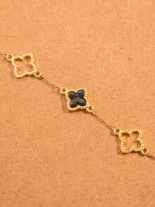 A Fashionable Lucky Hollowed Out Clover Classic, Elegant And Versatile, Is A Gift Choice