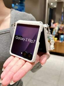 1 pezzo Custodia pieghevole per telefono in pelle semplice e alla moda con elementi in pizzo, abbinata a un braccialetto dello stesso colore, può proteggere e prevenire la caduta: SamsungGalaxy Zflip 5/Zflip 6/Zflip 7/Galaxy Z Flip7 FE - Bianco - Visualizzare 4