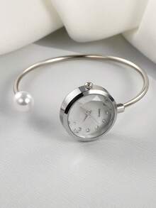 这款优雅的女士手镯腕表饰有仿珍珠，圆形表盘点缀着水晶水钻，搭配简约的石英表带设计。无论是日常佩戴、生日、派对、庆典还是任何场合，它都是一份理想的礼物。 - 銀色 - 查看 5