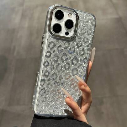 这款奢华豹纹真皮时尚手机壳兼容 16 Pro Max/11/17/17 Pro/17 Pro Max/14 Pro/14 Pro Max/15/16/15 Pro Max/14/13/12，采用磁吸式电镀银色摄像头边框设计，背面饰有闪亮银色豹纹亮片皮革贴片和电镀按键，尽显奢华美感，是春季生日周年纪念的理想礼物。