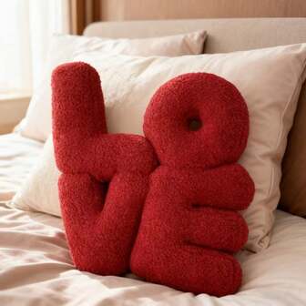 1个毛绒可爱暖色调深红色LOVE字母抱枕，情人节装饰靠垫，节日家居装饰靠垫，四季皆宜的家居装饰靠垫