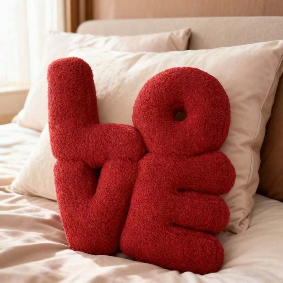 1个毛绒可爱暖色调深红色LOVE字母抱枕，情人节装饰靠垫，节日家居装饰靠垫，四季皆宜的家居装饰靠垫