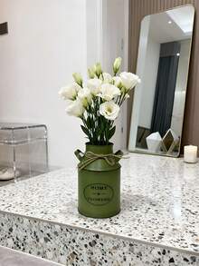 Đồ trang trí bằng sắt màu xanh cổ điển với dòng chữ "HOME & FLOWERS" (Nhà & Hoa), thích hợp cho bàn trang điểm, bàn ban công, phòng khách, phòng tắm. Chất liệu sắt chống gỉ, có thể cắm hoa khô và cây cảnh để giữ phong cách cổ điển, tuyệt vời cho trang trí phòng tắm và điểm nhấn nhà cửa. - màu xanh lá - Xem 5