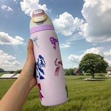 32oz Printed Insulated Water Bottles Features A Variety Of Eye-Catching Designs, Including Colorful Floral And Cartoon Patterns. The Portable Handle Fits Into Car Cup Holders, And The Large 32-Ounce Capacity Is Enough To Meet Your Hydration Needs Throughout The Day. It's A Stylish And Practical Drinking Companion For Commuting, The Office, Outdoor Camping, And Road Trips. - 粉色 - 查看 4
