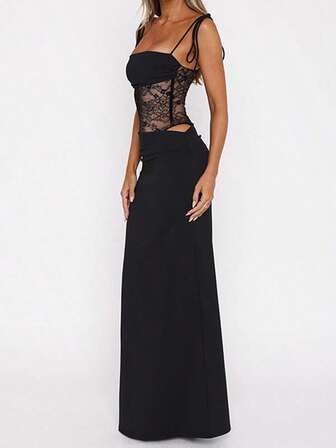 Robe de soirée longue moulante noire chic pour femmes. Robe élégante avec détails de dentelle contrastée et laçage avec bretelles spaghetti. Stretch moyen.