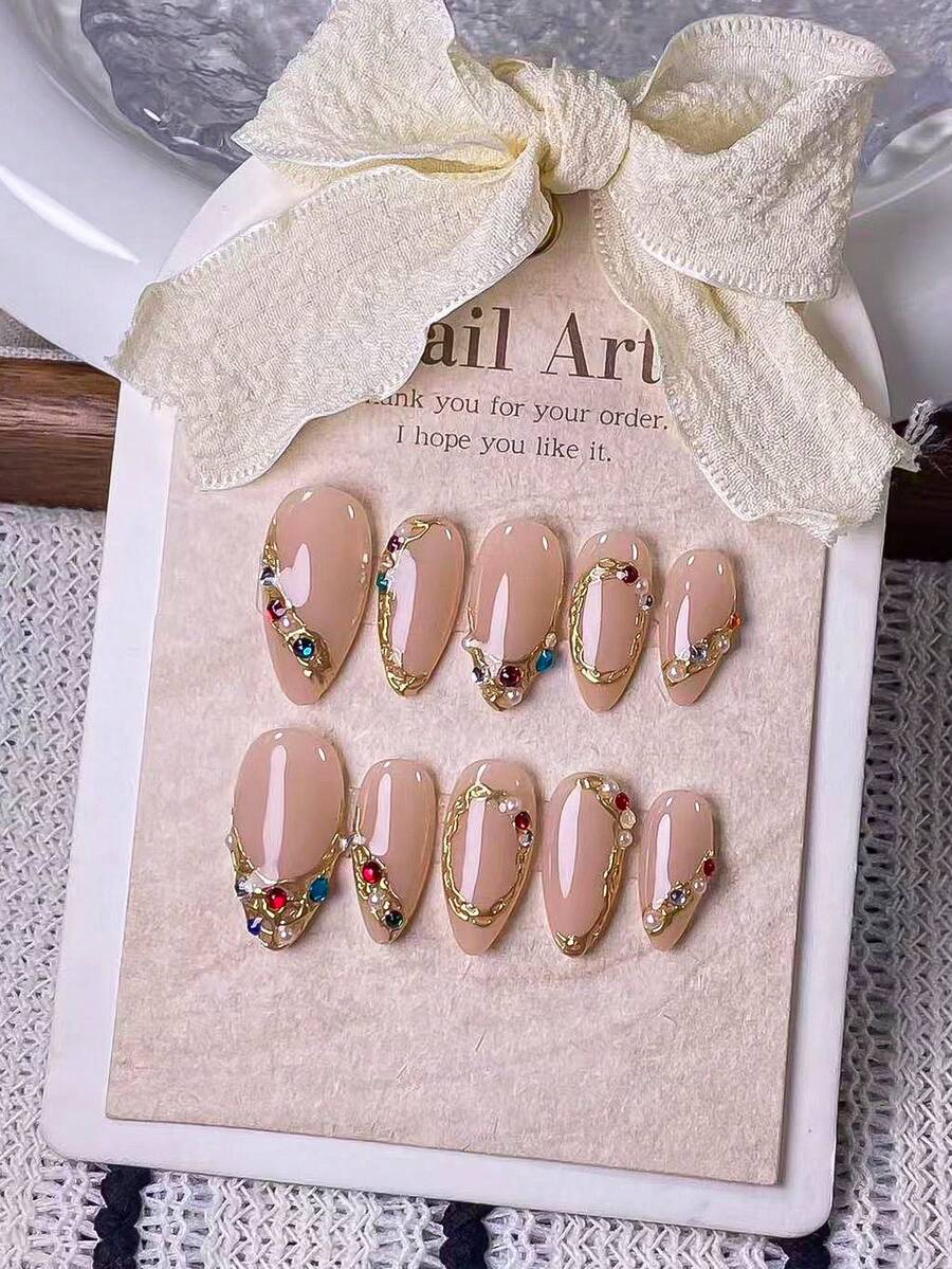 10片手工杏仁形美甲贴纸，饰以不对称3D金色线条和彩色水钻。这些美甲贴纸采用手工绘制的不对称3D金色线条和闪亮的彩色水钻，完美平衡了优雅与浪漫。简约而精致的设计散发出低调奢华而又略带性感的气息。 - 彩色 - 查看 1