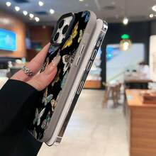 Mariposas de colores sobre fondo negro. Esta elegante funda es compatible con los modelos  17, 16, 15, 14 Pro Max, 13, 12, 11, XR y XS Plus. Fabricada en silicona TPU, ofrece protección contra golpes y caídas, además de una sensación superior. Es un regalo ideal para familiares, amigos y seres queridos, y la elección perfecta para Año Nuevo. - Negro - Ver 6