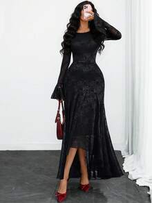 这款优雅的女士连衣裙灵感源自法式风格，散发着浪漫性感的复古气息。它采用收腰设计、抽绳后背、玫瑰蕾丝提花细节、双层荷叶边、花瓣袖和不对称下摆。无论是约会、度假还是日常穿着，都是完美之选。黑色春季 - 黑色 - 查看 2