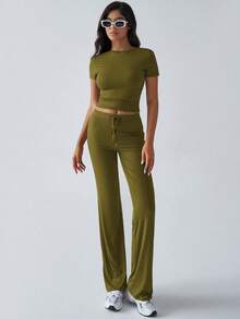 Bộ đồ thể thao mùa hè phong cách Y2K dành cho nữ của GAOVOT, bao gồm áo thun cổ tròn tay ngắn màu trơn và quần ống đứng ôm sát. - Màu xanh Ô liu - Xem 3