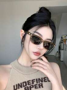 男女皆宜的经典驾驶眼镜，采用聚碳酸酯镜框和树脂镜片，时尚有型。 - 深灰色 - 查看 2