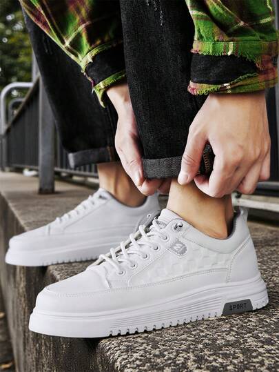 男士新款休闲运动鞋、滑板鞋，几何纹理鞋面增添高级感，适合各种场合，轻便，适合年轻人休闲穿着、运动和旅行，简约的轮廓线条散发出时尚艺术气息。