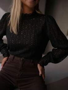 女士休闲优雅宽松蕾丝衬衫，适合日常穿着、约会、下午茶等场合。精致的花卉图案增添柔美气息，春夏穿着，尽显清新优雅。搭配半裙，打造甜美风格，是与朋友聚会或周末购物的理想之选。 - 黑色 - 查看 7