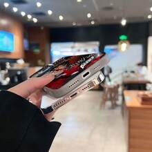 Carátula del álbum  con estética roja. Esta elegante funda es compatible con los modelos  17, 16, 15, 14 Pro Max, 13, 12, 11, XR y XS Plus. Fabricada en silicona TPU, ofrece protección contra golpes y caídas, además de una sensación superior. Es un regalo ideal para familiares, amigos y seres queridos, y una opción perfecta para Año Nuevo. - Negro - Ver 5