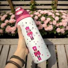 32oz Printed Insulated Water Bottles Features A Variety Of Eye-Catching Designs, Including Colorful Floral And Cartoon Patterns. The Portable Handle Fits Into Car Cup Holders, And The Large 32-Ounce Capacity Is Enough To Meet Your Hydration Needs Throughout The Day. It's A Stylish And Practical Drinking Companion For Commuting, The Office, Outdoor Camping, And Road Trips. - Màu Hồng Tươi - Xem 3