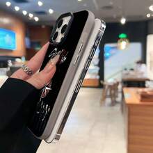 Foto grupal de  con un fondo estrellado. Esta elegante funda es compatible con los modelos  17, 16, 15, 14 Pro Max, 13, 12, 11, XR y XS Plus. Fabricada en silicona TPU, ofrece protección contra golpes y caídas, además de una sensación superior. Es un regalo ideal para familiares, amigos y seres queridos, y una opción perfecta para Año Nuevo. - Negro - Ver 6