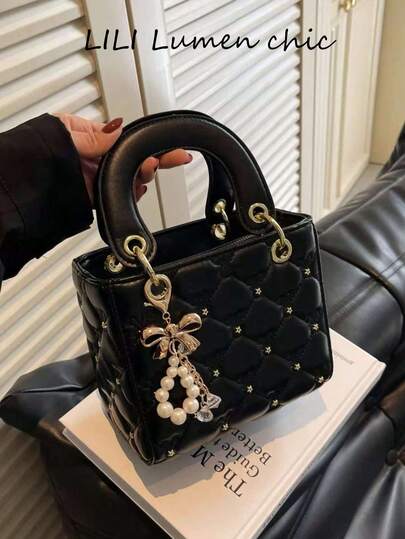 Snygg damhandväska, enkel enfärgad fyrkantig PU-väska, modern och elegant, lämplig för dejter, shopping och andra tillfällen. Mångsidig och praktisk, dekorerad med rosett och fuskpärlor. En alla hjärtans dag-present, en elegant fuskpärlväska, den perfekta mors dag-presenten till mamma.