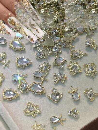 30 st/50 st 3D gyllene nageldekorationer, lämpliga för akrylnaglar, blandade stilar, strass-nagelsmycken, metalliska nagelpärlor, glänsande zirkonia-nageldiamanter, nagelkonsttillbehör i legering, nagelpärlor, söta nageldesignberlocker