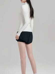 Traje de baño de dos piezas minimalista en blanco y negro para mujer, traje de baño de manga larga premium, conjunto 2 en 1 de falda de playa y pantalones cortos, adecuado para nadar y ciclismo - Blanco y Negro - Ver 3
