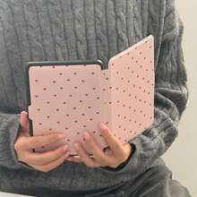 兼容 Kindle 电子阅读器的保护套，手持书本造型，红色爱心图案，适用于 Kindle Paperwhite 5/6/7 代、Paperwhite 10/11/12 代、Kindle (Colorsoft) 10/11/12 代及其他热门型号，Kindle 配件/情人节礼物 - 彩色 - 查看 2