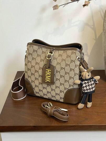 SHIMEINI 1pc New Fashion Wide Strap Retro Letter Shoulder Crossbody Bucket Bag, Suitable For Women's Daily Use, Work Commute, Vacation Travel, Shopping, Festivals, Parties, Gift (Comes With Pendant)