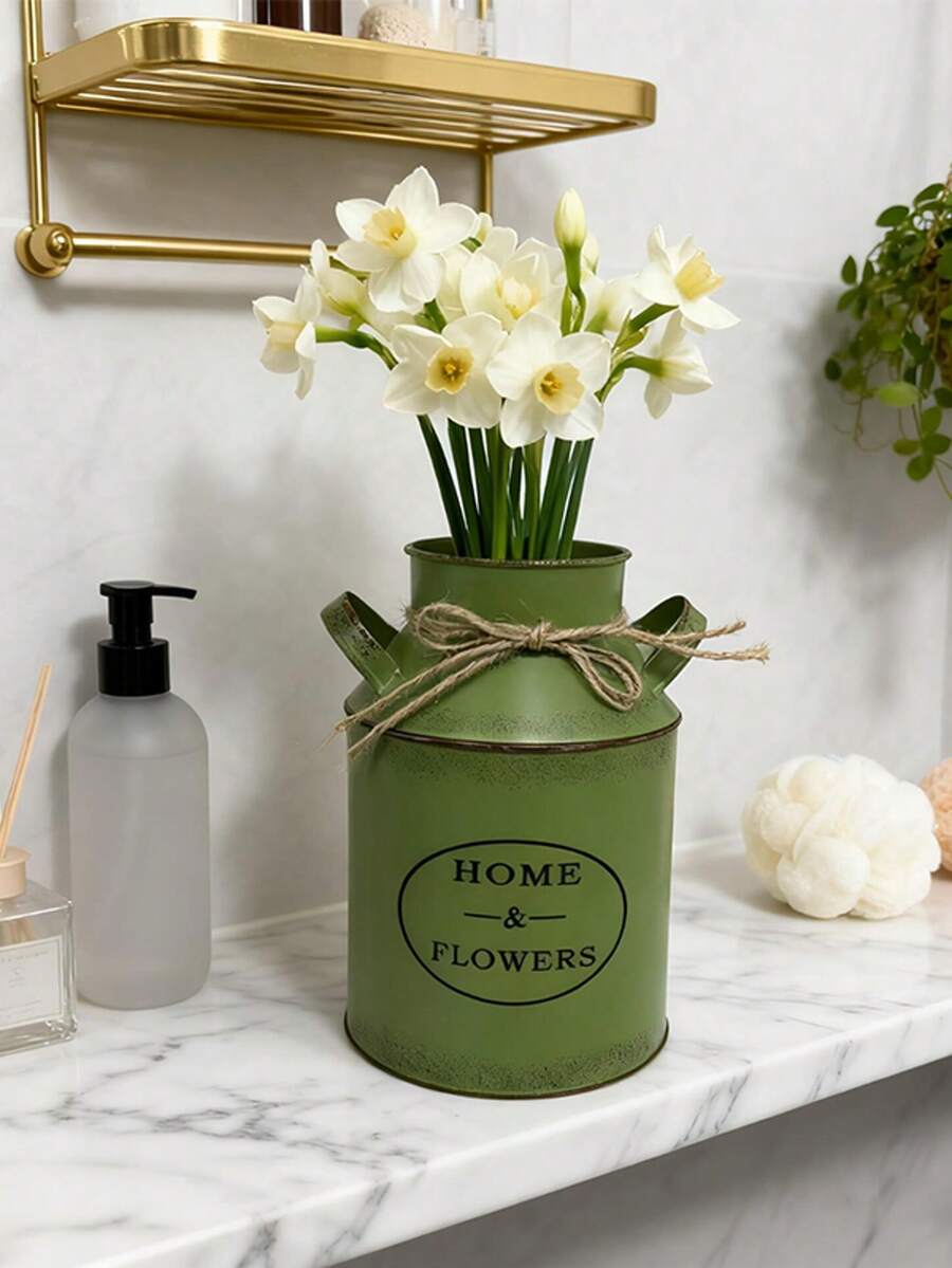 Đồ trang trí bằng sắt màu xanh cổ điển với dòng chữ "HOME & FLOWERS" (Nhà & Hoa), thích hợp cho bàn trang điểm, bàn ban công, phòng khách, phòng tắm. Chất liệu sắt chống gỉ, có thể cắm hoa khô và cây cảnh để giữ phong cách cổ điển, tuyệt vời cho trang trí phòng tắm và điểm nhấn nhà cửa. - màu xanh lá - Xem 1