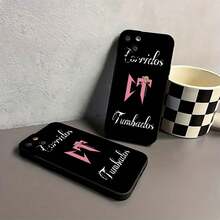 Logotipo de Corridos Tumbados con un perezoso. Esta elegante funda es compatible con los modelos  17, 16, 15, 14 Pro Max, 13, 12, 11, XR y XS Plus. Fabricada en silicona de vidrio, ofrece protección contra golpes y caídas, además de una sensación superior. Es un regalo ideal para familiares, amigos y seres queridos, y una opción perfecta para Año Nuevo. - Negro - Ver 7