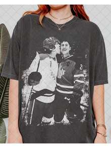 Plus Size Women's Vintage Hockey Hollanov Heated Rivalry Graphic Tee T-Shirt Casual Minimalist Pattern Round Neck Short Sleeve Loose Fit Plus Size T-Shirt, Suitable For Summer, Going Out - 木炭 - 查看 1