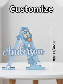 个性化木质姓名牌，带有首字母和可爱图标，适合儿童房装饰；可定制宝宝姓名墙牌，是儿童生日的理想之选，也是送给家人和朋友的完美礼物。