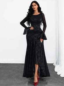 这款优雅的女士连衣裙灵感源自法式风格，散发着浪漫性感的复古气息。它采用收腰设计、抽绳后背、玫瑰蕾丝提花细节、双层荷叶边、花瓣袖和不对称下摆。无论是约会、度假还是日常穿着，都是完美之选。黑色春季 - 黑色 - 查看 5