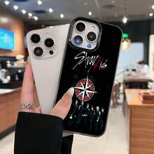 Foto grupal de  con un fondo estrellado. Esta elegante funda es compatible con los modelos  17, 16, 15, 14 Pro Max, 13, 12, 11, XR y XS Plus. Fabricada en silicona TPU, ofrece protección contra golpes y caídas, además de una sensación superior. Es un regalo ideal para familiares, amigos y seres queridos, y una opción perfecta para Año Nuevo. - Negro - Ver 1