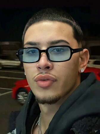 一副男士休闲基本款黑色长方形时尚眼镜，适合假日外出、搭配服装，也可作为节日礼物。