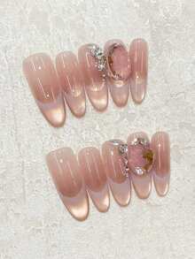 Móng Tay Kẹo Đào Ngọt Ngào! 10 móng tay giả thủ công hình bầu dục dài nhọn, màu hồng gradient nhẹ nhàng kiểu Pháp với hiệu ứng mắt mèo vàng lấp lánh, được trang trí bằng đá pha lê hồng trong suốt, đầy mềm mại, phù hợp với trang phục hàng ngày, hẹn hò, đi xem hòa nhạc. Bộ móng giả thủ công sáng bóng, thanh lịch, dễ thương, có thể tái sử dụng, kèm keo dán dạng gel và một dũa móng mini. Dụng cụ làm móng: Móng giả thủ công. - Hồng - Xem 5