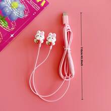 1 件全新粉白配色数码智能耳机，可选配 Type-C 接口，完全兼容，全入耳式 DIY 可爱兔子手捧草莓饰品耳机，带音量调节功能