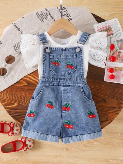 Conjunto de 2 piezas de pantalones cortos de mezclilla con bordado de cereza minimalista dulce y blusa de cuello redondo con bordado hueco y mangas con volantes, para verano