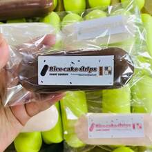 1个软糯的“麻糬”拇指蛋糕慢回弹减压玩具，6种颜色可选，柔软可拉伸，便携式零食主题指尖玩具，适合作为生日、男孩、女孩、复活节、情人节礼物