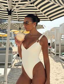 Trajes De Baño Mujeres,Women's Elegant Solid Color V-Neck Sexy Metal Ring Decor One-Piece Swimsuit, High Elasticity Fabric For Beach & Resort, ,Beach Set,Vacation Outfits Women>Swimsuit,Bathing Suits For Women>Vacation,Bathing Suits With Cover Up Set,Bandeau Bikini,Thong Bikini Set,Bathing Suits For Women,Matching Sets Women,Matching Swim Suits Couple,Dresses For Women Elegant,Swimsuits For Woman>Tummy Control,Festival Outfits For Women,Vestidos,Matching Swim Suits Couple,Valentine's Day,Vacation Outfits,Beach Coverups For Women,Tummy Control Swimsuit,Two Piece Set Women,High Waisted Bathing Suit,Set 2 Piece Set Women,Women Beachwear,Sexy Beachwear,2016 Bikini,Beach Set,Vestidos De Baño,Ropa De Playa,Trajes De Baño,Ropa De Playa Mujer,Traje De Baño Mujer,Beach Wear,Valentine's Day, Gras,Vacation Outfits Women,Galentine,Valentine Gift,Bachelorette - 白色 - 查看 1